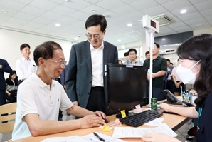 김동연, 민생회복 소비쿠폰 신청 첫날 현장찾아 "새정부, 제대로 방향 잘 잡았다"
