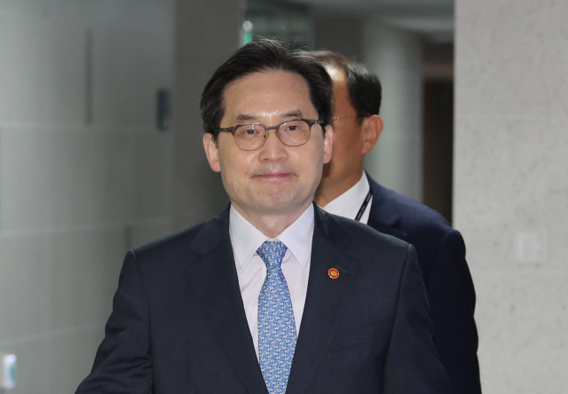 한기정 공정거래위원장이 17일 서울 여의도 국회 의원회관에서 열린 더불어민주당-공정위 비공개 회의에 참석하고 있다. 연합뉴스.
