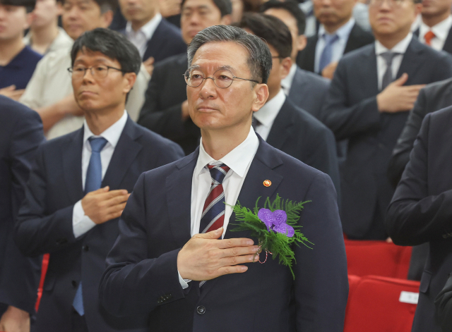 정성호 법무부 장관이 21일 정부과천청사에서 열린 취임식에서 국기에 경례하고 있다. 연합뉴스