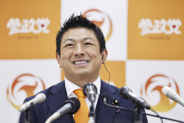 ‘일본인 퍼스트’를 내세운 일본 우익 정당 참정당의 가미야 소헤이 대표가 20일 실시된 참의원 선거와 관련해 기자회견을 하고 있다. 연합뉴스
