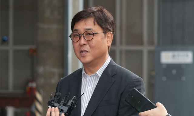 최휘영 문화체육관광부 장관 후보자가 14일 서울 종로구에 마련된 인사청문회 준비 사무실로 첫 출근하며 취재진 질문에 답하고 있다. 연합뉴스