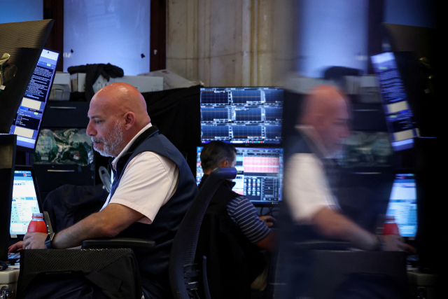 21일(현지 시간) 미국 뉴욕증권거래소(NYSE)에서 트레이더가 업무를 보고 있다. 로이터연합뉴스
