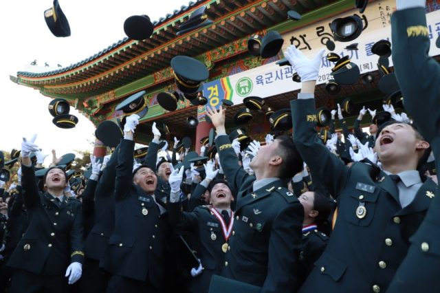 육군사관학교에서 열린 제81기 졸업 및 임관식에서 신임 소위들이 정모를 하늘 높이 던지며 자축하고 있다. 사진 제공=육군