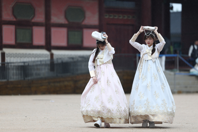 서울 종로구 경복궁에서 외국인 관광객들이 이동하고 있다. 연합뉴스