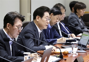 李대통령 “재난에 음주가무 즐긴 정신나간 공직자들” 지적