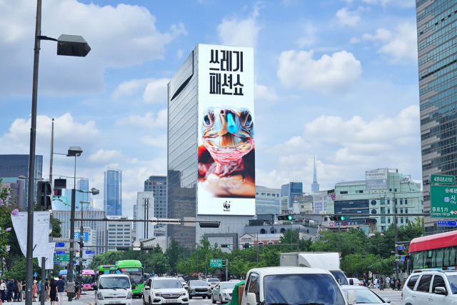 코에 플라스틱 빨대가 꽂힌 거북이 영상이 서울 광화문의 대형 LED 전광판에 나오고 있다. 사진 제공=제일기획