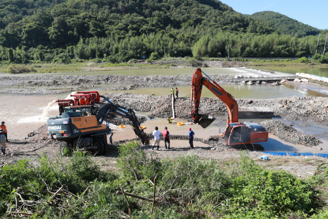 22일 울산 울주군 언양읍 무동교 일원에서 상수도 송수관로 복구 작업이 진행 중이다. 사진제공=울산시