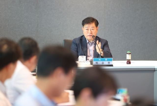 22일 광명시청 컨퍼런스룸에서 열린 '광명권 광역도시철도망 기본구상 연구용역' 중간보고회에서 박승원 광명시장이 발언하고 있다. 사진 제공=광명시