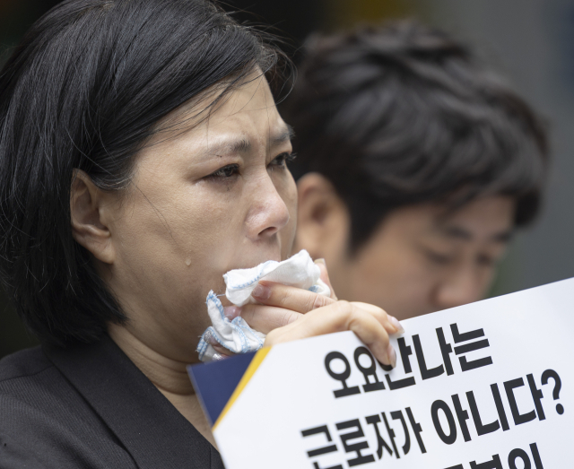 지난 5월 19일 서울 중구 서울고용노동청 앞에서 열린 MBC 기상캐스터였던 고(故) 오요안나씨 특별감독결과 규탄 기자회견에서 오씨의 어머니 장연미 씨가 눈물을 흘리고 있다. 연합뉴스