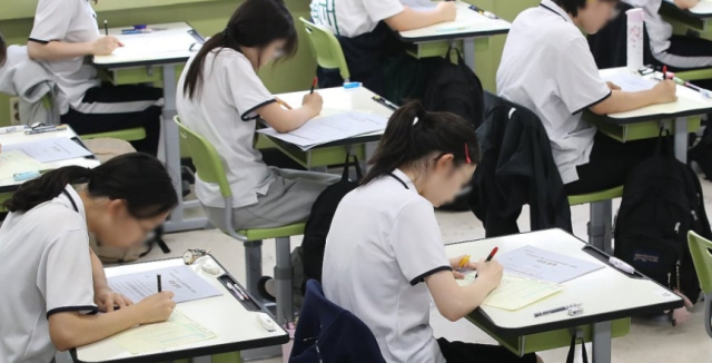2025학년도 7월 고3 전국연합학력평가가 치러진 이달 10일 대구 수성구 대구여자고등학교에서 고3 학생들이 시험 준비를 하고 있다. 대구=연합뉴스