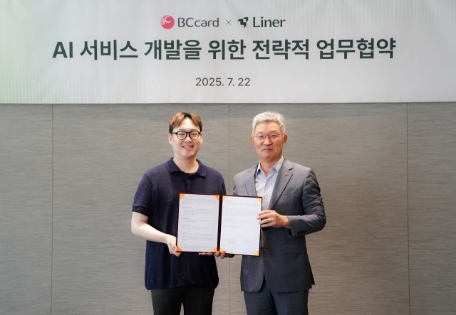 김진우(왼쪽) 라이너 대표와 최원석 BC카드 사장이 22일 서울 중구 BC카드 본사에서 업무 협약을 체결하고 기념촬영을 하고 있다. 사진 제공=라이너