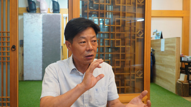 김상남 성동구파크골프협회장이 협회 사무실에서 어깨동무파크골프와 인터뷰를 진행하고 있다. 문예빈 기자
