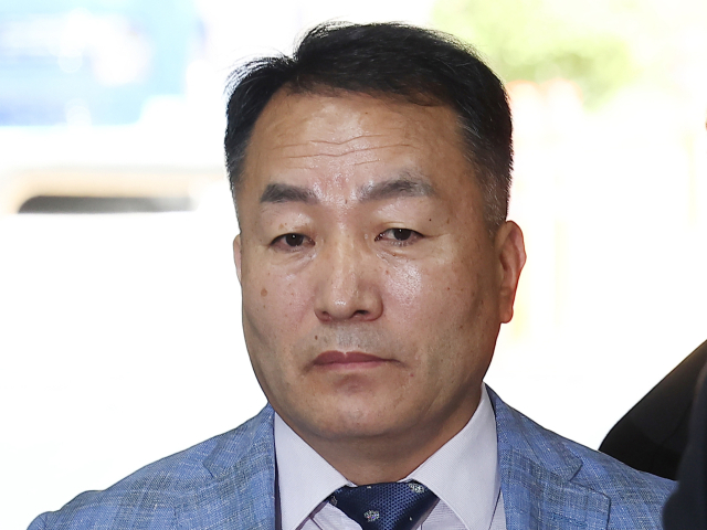 국회 증언·감정 등에 관한 법률 위반 등 혐의를 받는 김계환 전 해병대사령관이 구속 전 피의자 심문(영장실질심사)을 위해 22일 서울 서초구 서울중앙지방법원으로 향하고 있다. 연합뉴스