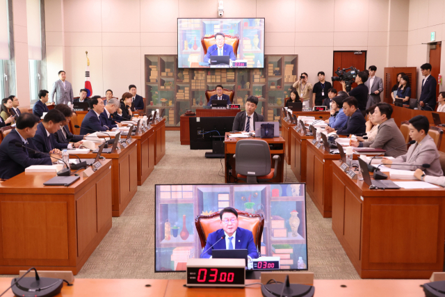 22일 국회 문화체육관광위원회 전체회의에서 더불어민주당 소속 김교흥 위원장이 최휘영 문화체육관광부 장관 후보자에 대한 인사청문회 실시계획서 채택의 건과 관련해 발언하고 있다. 연합뉴스