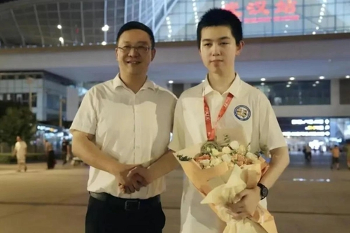 '수학올림피아드 1위' 이끈 뇌성마비 소년…"중국판 뷰티풀 마인드"