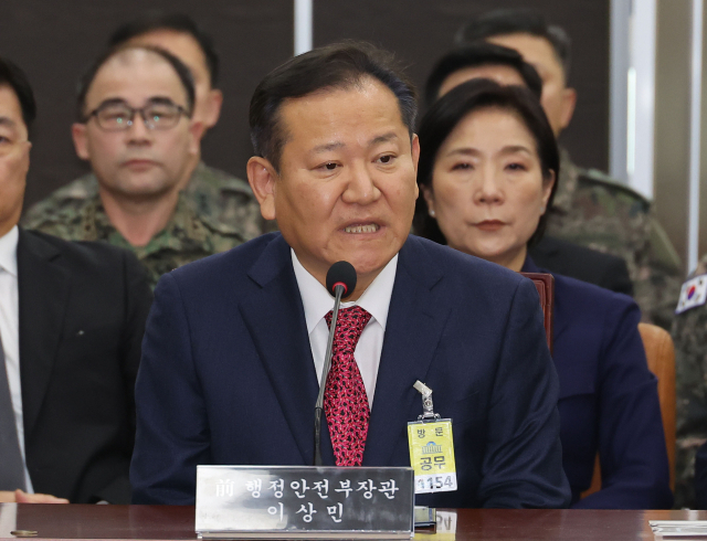이상민 전 행정안전부 장관이 올해 2월 22일 국회에서 열린 '윤석열 정부의 비상계엄 선포를 통한 내란 혐의 진상규명 국정조사 특별위원회' 1차 청문회에서 증언을 거부하고 있다. 연합뉴스