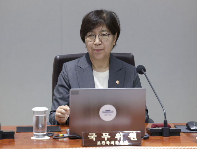 정은경 보건복지부 장관이 22일 서울 용산 대통령실 청사에서 이재명 대통령 주재로 열린 국무회의에 참석해 회의 시작을 기다리고 있다. 사진 제공=복지부