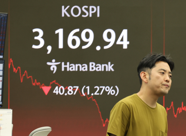 22일 서울 중구 하나은행 딜링룸에서 한 딜러가 자리로 향하고 있다. 연합뉴스