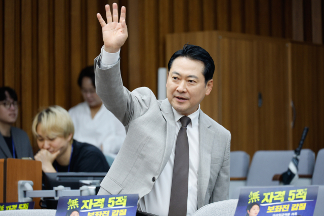 장동혁 국민의힘 의원이 지난 18일 오전 서울 여의도 국회에서 열린 원내대책회의에 입장하며 인사하고 있다. 뉴스1