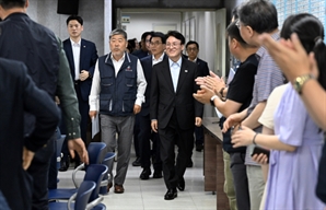 "저도 짧게 시계공장 다녀" 양대 노총 찾은 金 총리