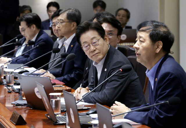 이재명 대통령이 22일 서울 용산 대통령실 청사에서 열린 국무회의를 시작하며 구윤철 경제부총리 겸 기획재정부 장관의 인사말을 듣고 있다. 연합뉴스