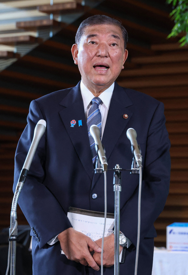 이시바 시게루 일본 총리가 23일 도쿄 관저에서 미-일 간 무역협상 타결 내용에 대해 설명하고 있다. AFP연합뉴스