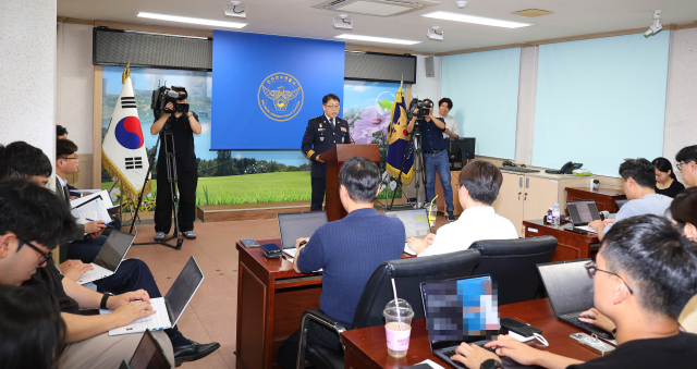 박상진 인천연수경찰서장이 21일 인천 연수구 연수경찰서에서 송도국제도시 아파트 사제총기 아들 살해 사건과 관련 브리핑을 하고 있다. 연합뉴스