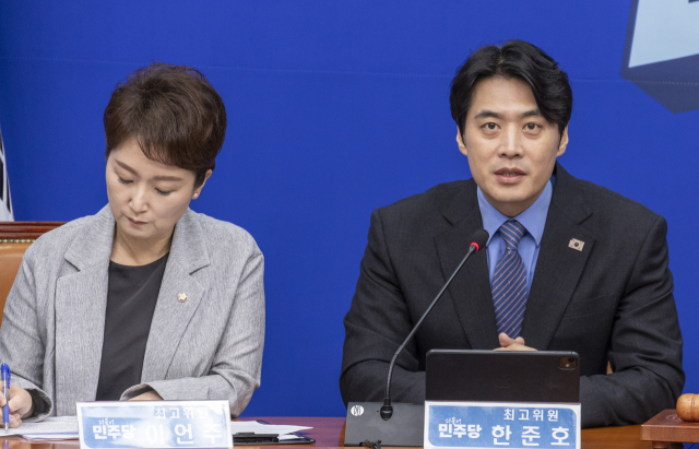 한준호(오른쪽) 더불어민주당 최고위원이 23일 국회에서 열린 최고위원회의에서 발언하고 있다. 연합뉴스