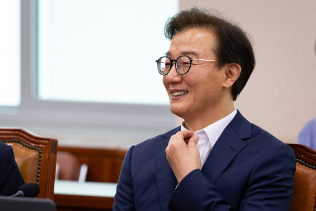 전재수 해양수산부 장관 후보자가 23일 서울 여의도 국회에서 열린 제427회 국회(임시회) 제5차 산업통상자원중소벤처기업위원회 전체회의에서 의원들과 대화하며 미소 짓고 있다. 2025.7.23/뉴스1