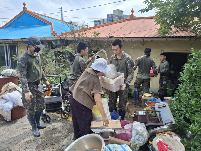 육군 제32사단 장병들이 서산시 운산면에서 침수피해 민가의 가정용품들을 옮기고 있다.? 사진 제공=육군