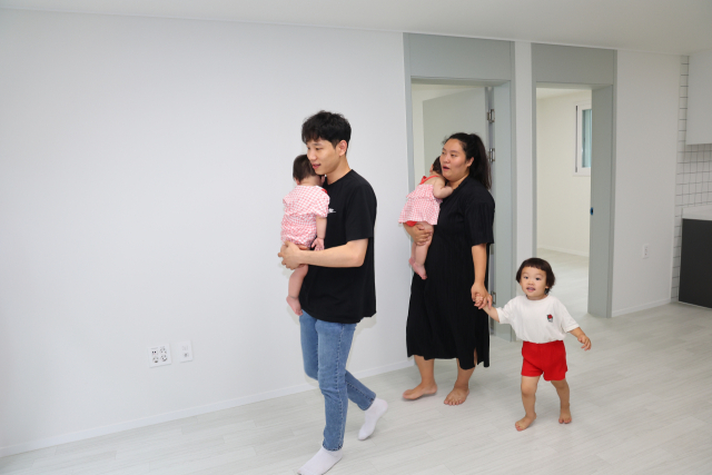 2일 인천 미추홀구 숭의동 한 빌라에서 열린 '천원주택' 입주 행사에서 입주 가족들이 천원주택을 둘러보고 있다. 연합뉴스.