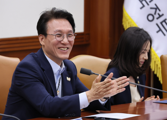 김민석(왼쪽) 국무총리가 23일 서울 종로구 정부서울청사에서 열린 APEC 정상회의 종합점검회의에서 김진아(오른쪽) 외교부 2차관의 보고를 받은 뒤 박수치고 있다. 연합뉴스