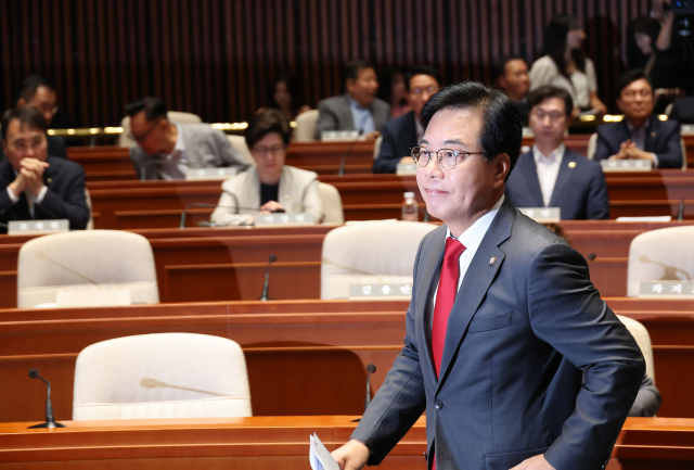 송언석 국민의힘 비상대책위원장 겸 원내대표가 23일 서울 여의도 국회에서 열린 의원총회에서 발언하기 위해 단상으로 향하고 있다. 연합뉴스