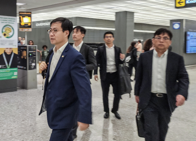 여한구 산업통상자원부 통상교섭본부장(왼쪽)이 도널드 트럼프 미국 행정부와 막판 통상 및 관세 협상을 위해 22일(현지시간) 미국 워싱턴DC 인근 덜레스 국제공항에 도착하고 있다. 연합뉴스