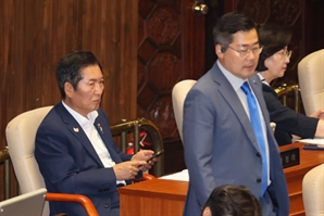 "총대 메 대통령 부담 덜어줬다" vs "사퇴는 순리, 明心 해석 무리"
