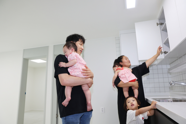 2일 인천 미추홀구 숭의동 한 빌라에서 열린 '천원주택' 입주 행사에서 입주 가족들이 천원주택을 둘러보고 있다. 연합뉴스.