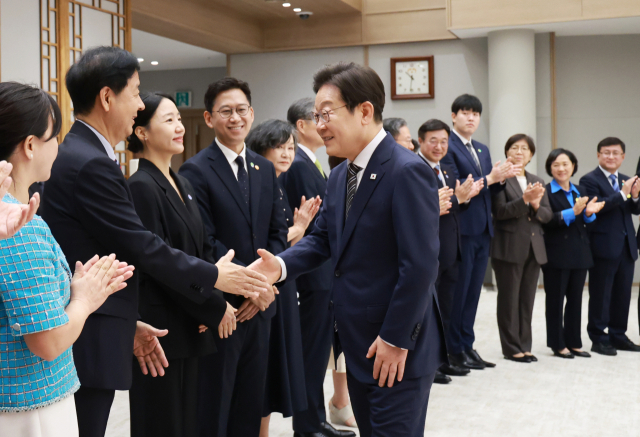 이재명 대통령이 23일 서울 용산 대통령실 청사에서 열린 임명장 및 위촉장 수여식에 참석하며 구윤철 부총리 겸 기획재정부 장관과 인사하고 있다. 연합뉴스