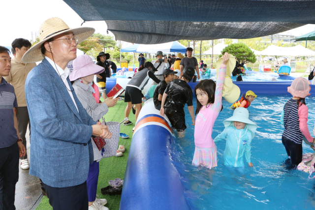 나주시는 25일~8월 10일까지 빛가람호수공원에서 무료 물놀이장을 운영한다. 사진은 지난해 무료 물놀이장에서 윤병태 나주시장이 현장 점검을 하고 있는 모습. 사진 제공=나주시