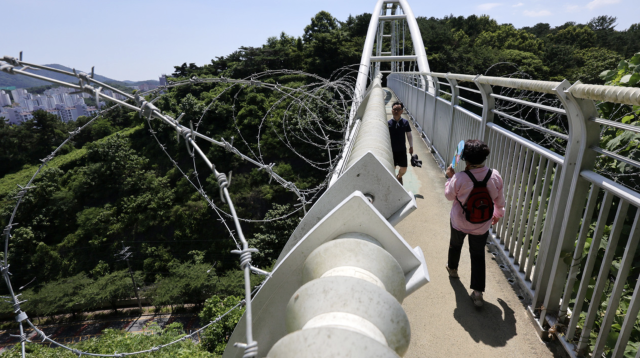 광주 제석산 구름다리에 안전 철조망 설치. 연합뉴스