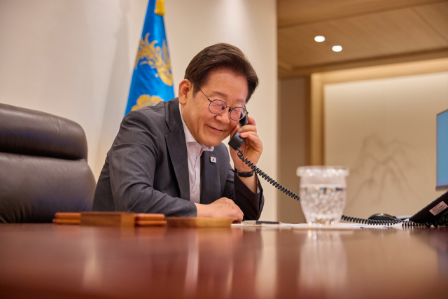 이재명 대통령이 22일 용산 대통령실에서 타밈 빈 하마드 알사니 카타르 국왕과 통화를 하고 있다. 2025.7.22. 대통령실 제공