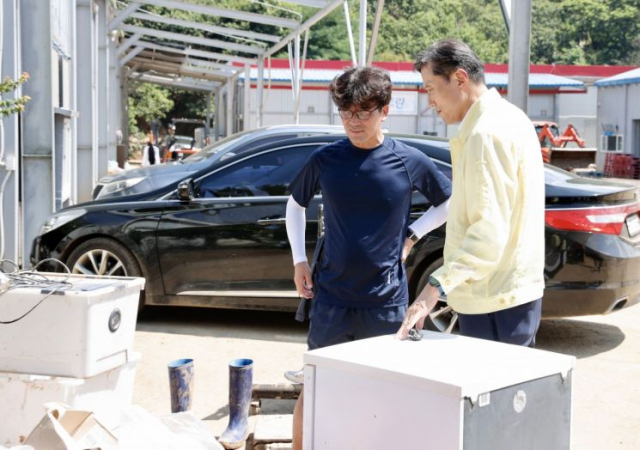 박주선(오른쪽) 기술보증기금 전무가 23일 경남 산청군 소재 중소기업 코트란을 찾아 코트란 대표로부터 피해 상황 설명을 듣고 있다. 사진제공=기술보증기금