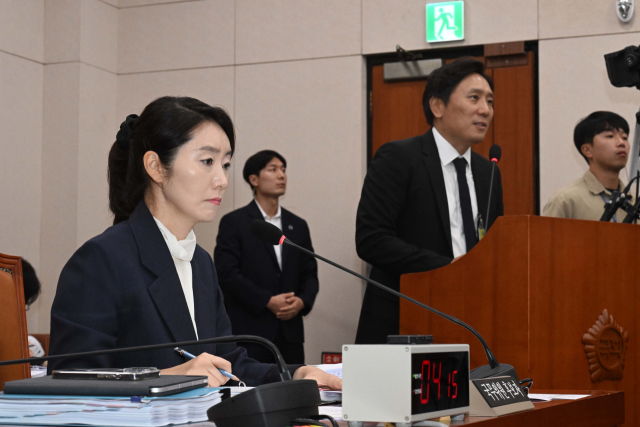 강선우 여성가족부 장관 후보자가 14일 서울 여의도 국회에서 열린 국회 여성가족위원회의 인사청문회에서 증인 출석한 이의일 엑셀세라퓨틱스 대표의 답변을 경청하고 있다. 조태형 기자