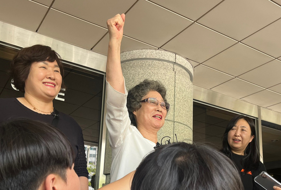 61년 전 자신을 성폭행하려던 남성의 혀를 깨물어 중상해 혐의 유죄 판결을 받았던 최말자 씨(78)가 23일 부산 연제구 부산지방법원에서 열린 재심 첫 공판을 마치고 청사를 나서며 취재진 질문에 답하고 있다. 뉴스1