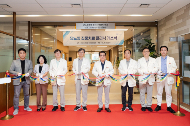 신현철(왼쪽 다섯번째부터) 강북삼성병원장과 박철영 내분비내과 교수를 포함한 주요 보직자들이 22일 ‘당뇨병 집중치료클리닉’ 개소식에서 기념사진을 찍었다. 사진 제공=강북삼성병원