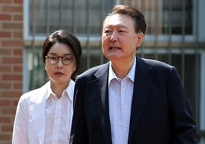 尹부부 혐의가 도대체 몇 개길래?…김건희 "하루에 한 혐의씩만 조사하자"