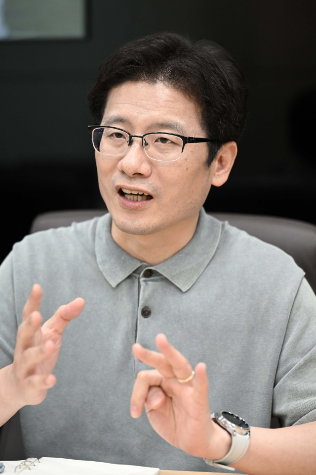 김수종 이노스페이스 대표가 18일 경기도 화성시 이노스페이스 우주발사체연구소에서 서울경제신문과 인터뷰를 하고 있다. 조태형 기자