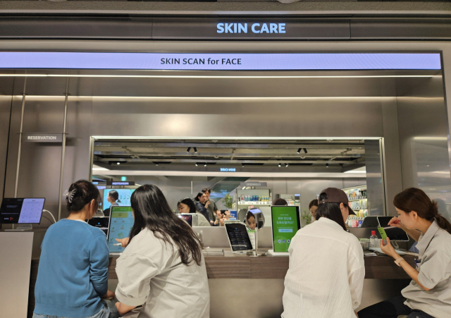 22일 ‘올리브영 센트럴 강남 타운’에서 고객들이 피부 진단 서비스를 받고 있다. 노현영 기자