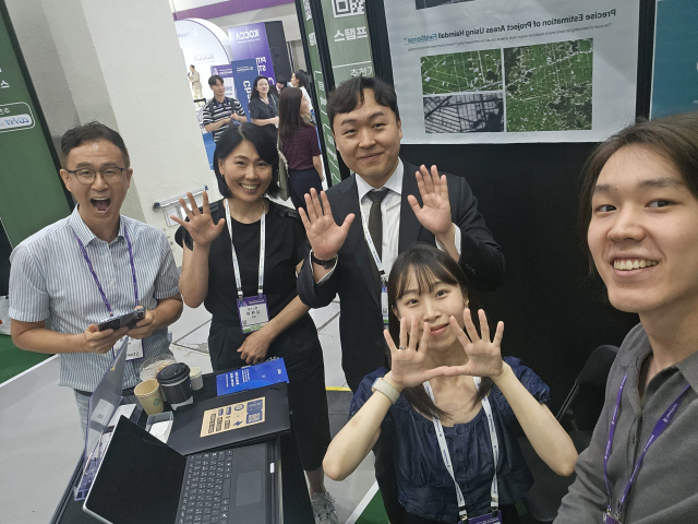 서울 코엑스에서 지난 달 열린 글로벌 스타트업 페어 '넥스트라이즈’에서 김해원(왼쪽에서 두 번째) 땡스카본 대표와 직원들이 부스에서 기념 촬영을 하고 있다. 사진 제공=중진공