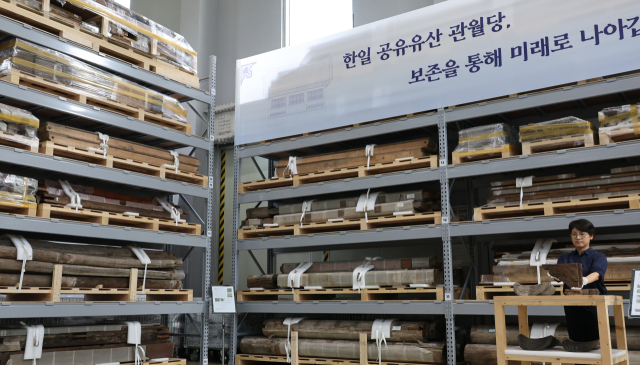경기도 파주 전통건축수리기술재단 수장고에 관월당 해체 부재가 보관돼 있다. 연합뉴스
