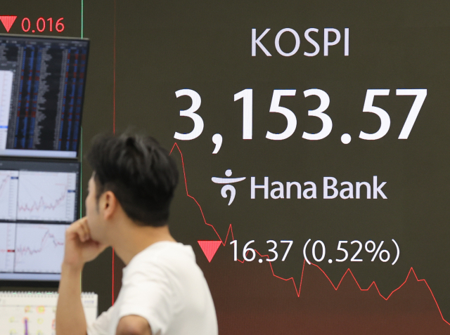 23일 서울 중구 하나은행 본점 딜링룸에서 직원들이 업무를 보고 있다. 이날 코스피는 전장보다 19.71포인트(0.62%) 오른 3189.65로 시작했다. 연합뉴스